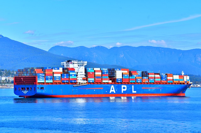 barco-carguero-contenedores-mercancia-importar-productos-argentina